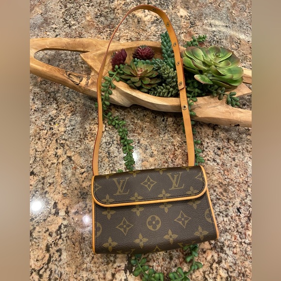 Louis Vuitton Florentine Belt Bag - Picture 3 of 16